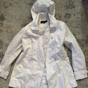 White Black River short trench coat Women’s size M
